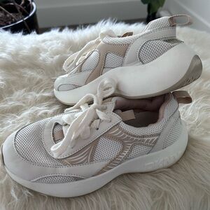 DKNY Girls Sneakers size 3.2